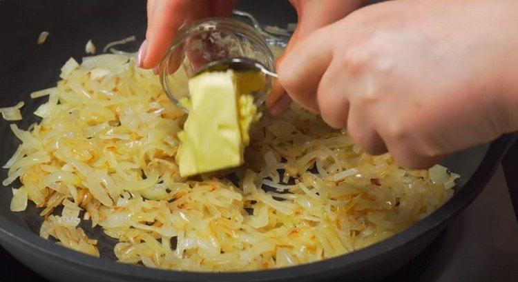 Quand l'oignon est doré, ajoutez un morceau de beurre, mélangez.