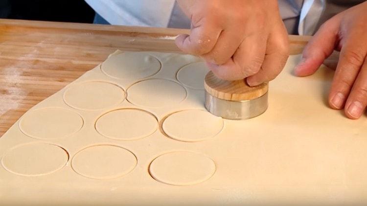 À l'aide d'une forme ou d'un verre, découpez des cercles dans la pâte.
