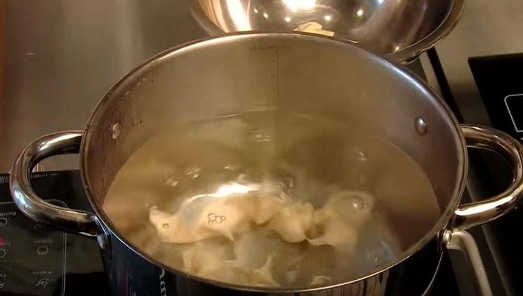 Cuire les boulettes dans de l'eau bouillie.