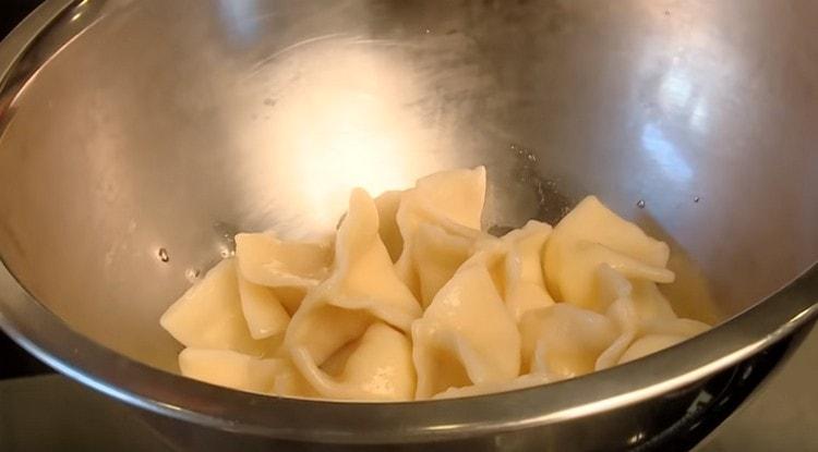 Pripremljene knedle premažite maslacem.
