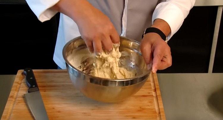 Tout d’abord, préparez la pâte, laissez-la reposer environ 15 minutes.