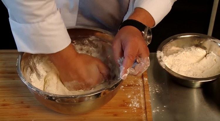 Ajouter le reste de la farine et pétrir une pâte plus ferme.