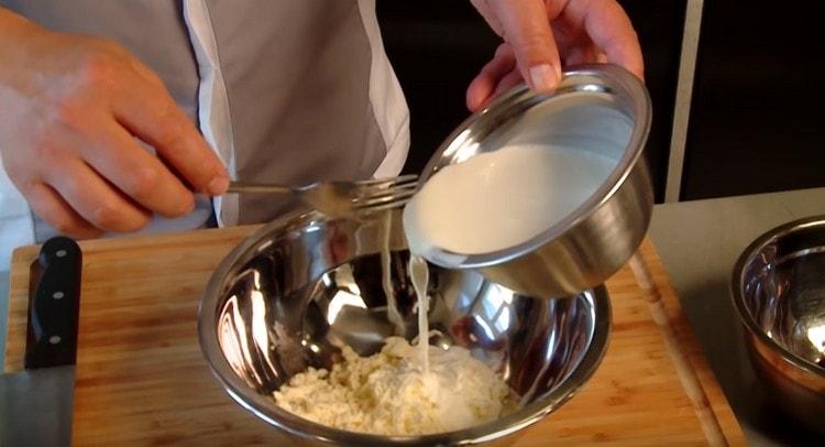 U sir dodajte masnu kremu i promiješajte.