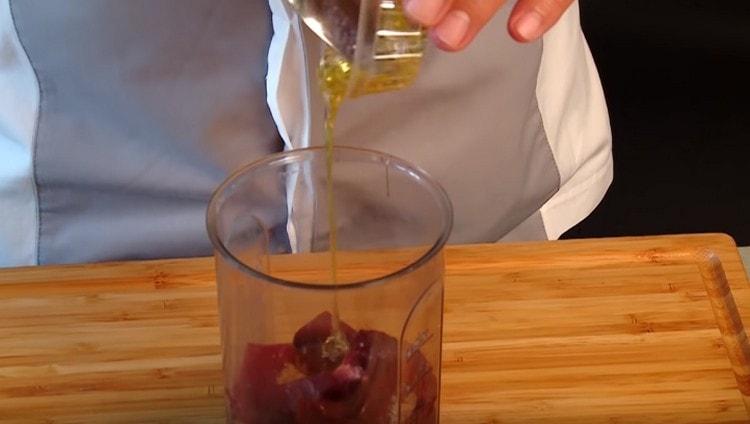Mettez les betteraves dans un bol mélangeur, ajoutez les épices, le miel.