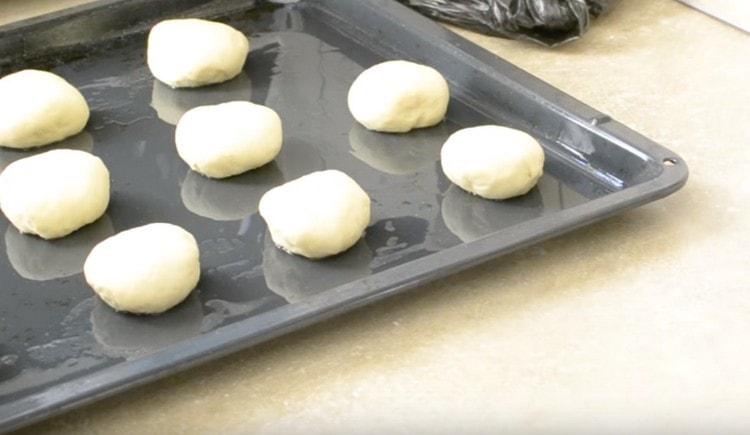 We spread the balls of dough on a baking sheet greased with vegetable oil.