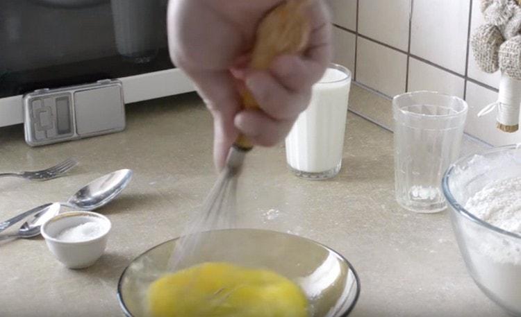 Separately, whisk the eggs with sugar, salt and vegetable oil with a whisk.