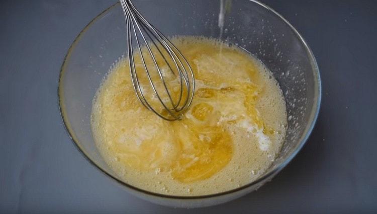 Introduce the melted butter into the egg mass.