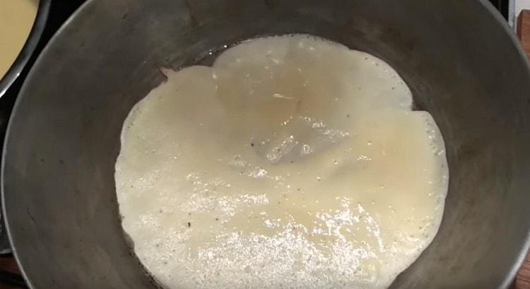 We distribute the dough in a pan, like a pancake.