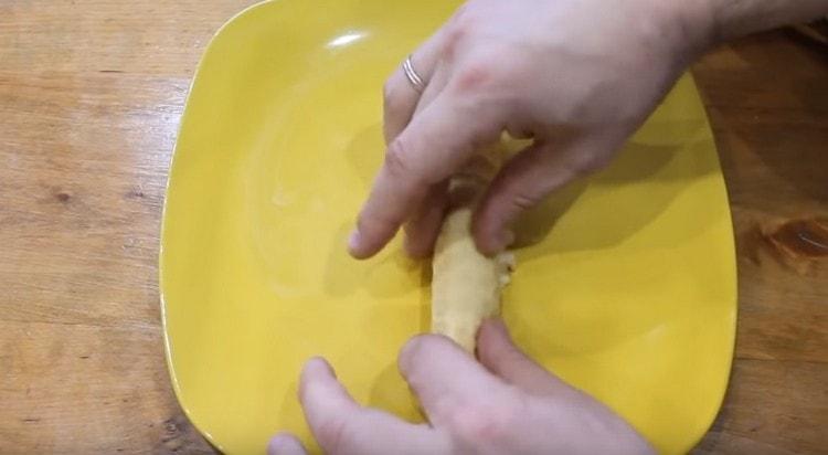 Pendant que la gaufre est chaude, faites-la tourner rapidement dans un tube.