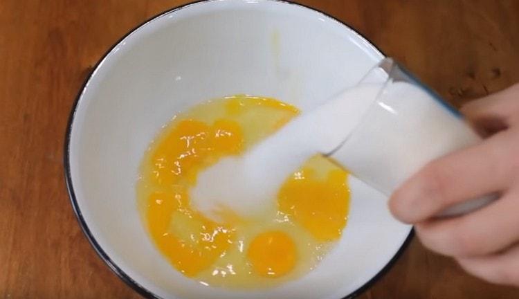 Agregue azúcar a los huevos.