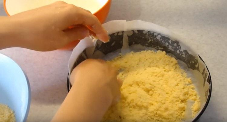 Distribute the third part of the crumb dough on the bottom of the form.