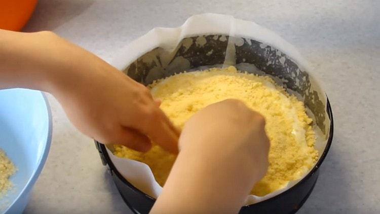 Encima del relleno, distribuya otro tercio de las migajas.