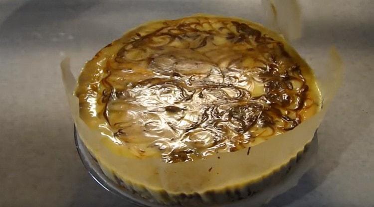 Le cheesecake hongrois devrait refroidir complètement.