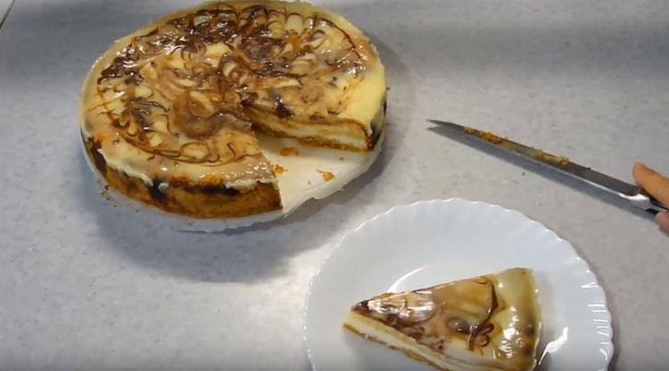 dessert refroidi peut être coupé en portions.