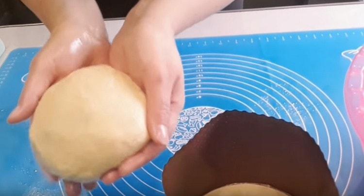 Nous formons une boule à partir de la pâte pour que tous les fruits confits soient à l'intérieur.