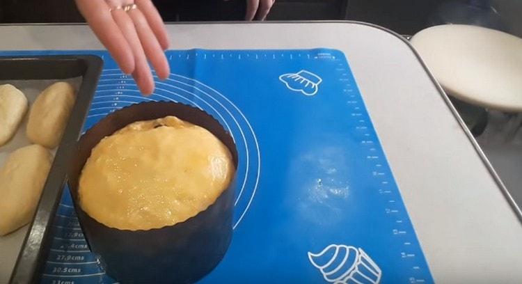 Before sending to the oven, the cake should be greased with a beaten egg.