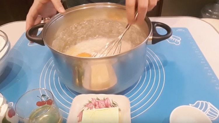 Ajouter les oeufs à la pâte, mélanger.