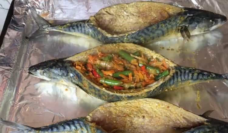 Put the stuffing in the fish to make the stuffed mackerel