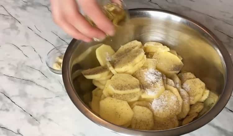Za kuhanje punjene skuše, nasjeckajte krumpir