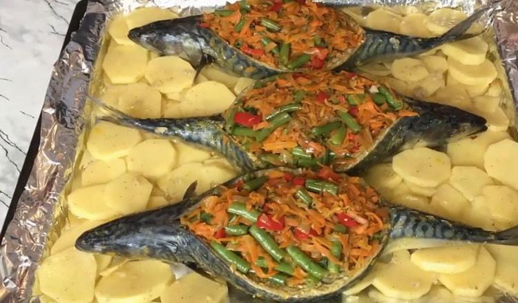 Deliciosa caballa rellena con verduras - Receta navideña