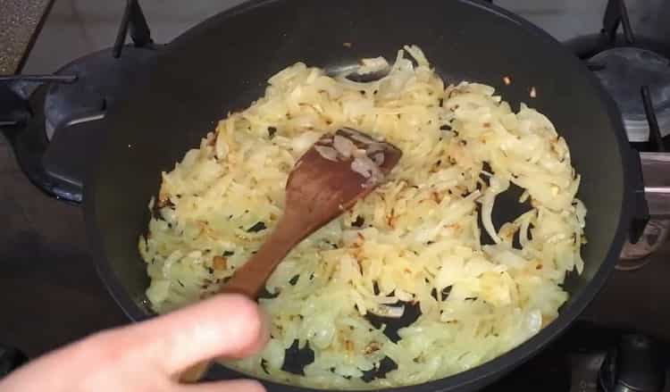 Fry the onions to make stuffed mackerel