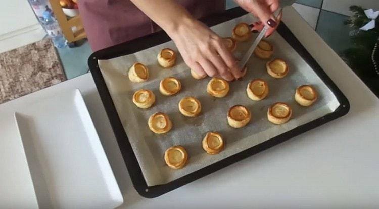 Vol au vents are baked very quickly, then we push the bottom a little.
