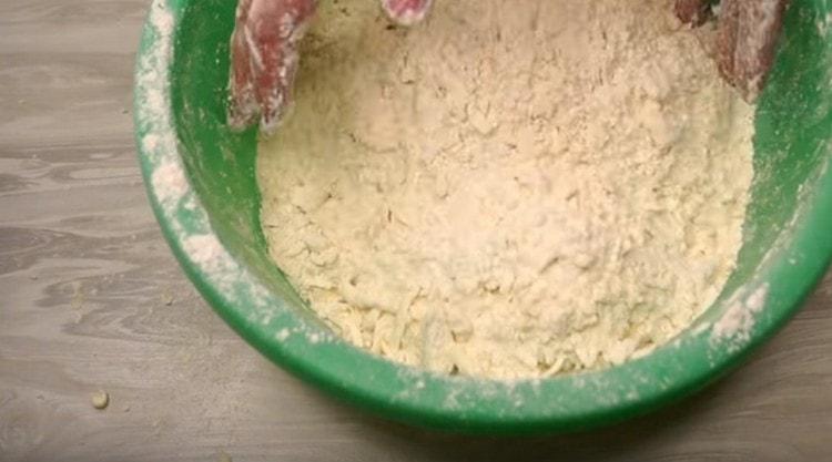 Rub cold oil into flour and rub it into crumbs with your hands.