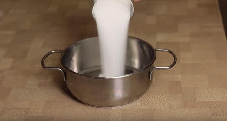 Pour water into a saucepan, add sugar.