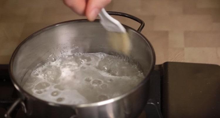 Using a brush dipped in water, remove the remaining sugar from the pan.