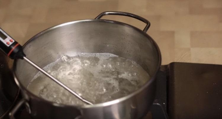 Cocine el jarabe para glaseado a una temperatura de 155-166 grados.