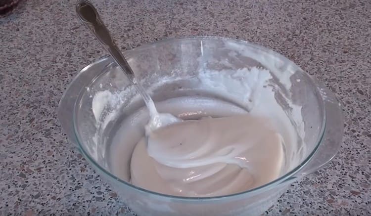 Cooking white icing.