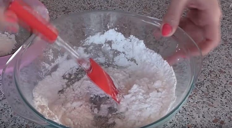 Mezclar proteínas con azúcar glas.