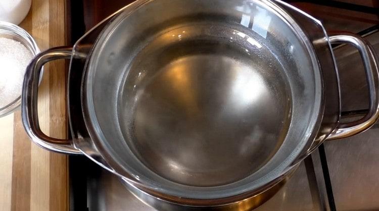 We set a small saucepan in the water bath.
