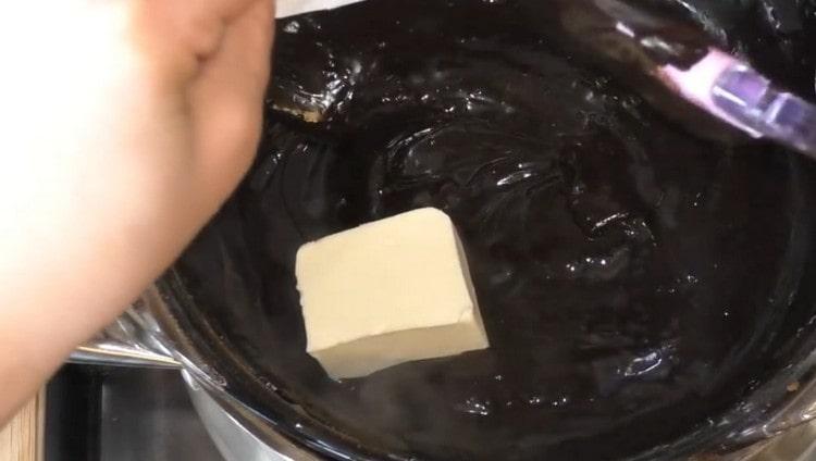 Remove the glaze from the heat, add the butter and mix.