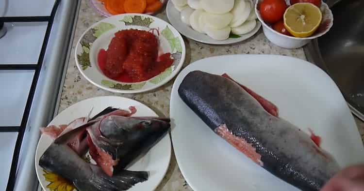 Za pravljenje ružičastog lososa s povrćem. pripremite sastojke