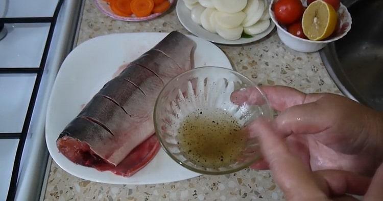 Za pravljenje ružičastog lososa s povrćem. napravite marinadu