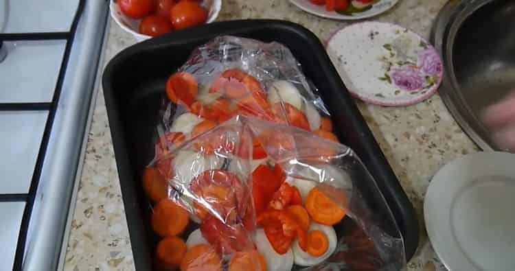 Za pravljenje ružičastog lososa s povrćem. stavite povrće u rukav