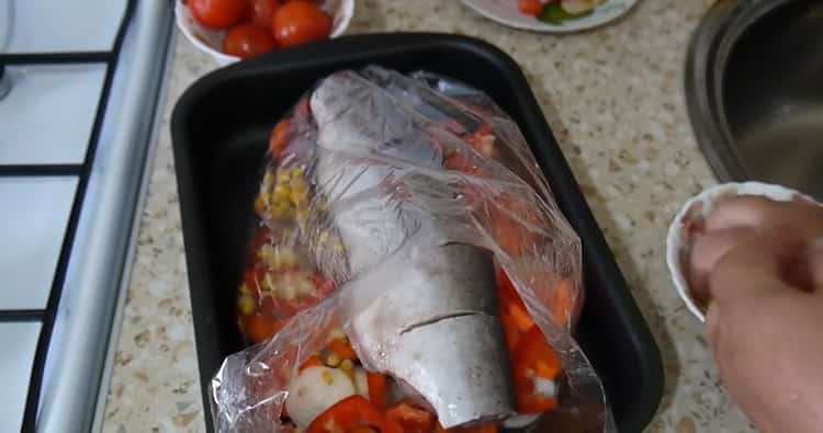Za pravljenje ružičastog lososa s povrćem. stavite ribu u prdavce