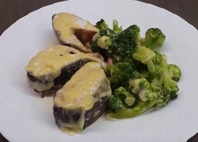 Oven baked pink salmon in cream with broccoli