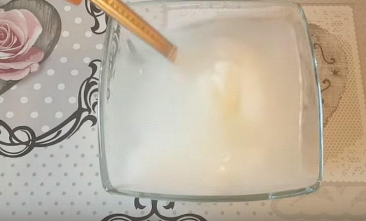 Disuelva la crema agria en agua.