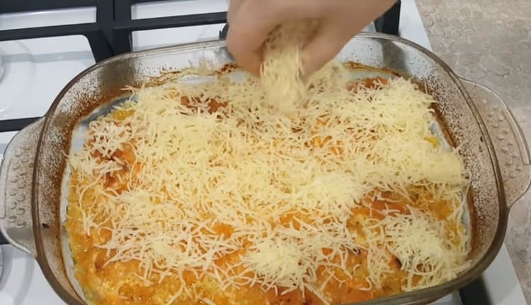 Quelques minutes avant la cuisson, saupoudrer le plat de fromage râpé.