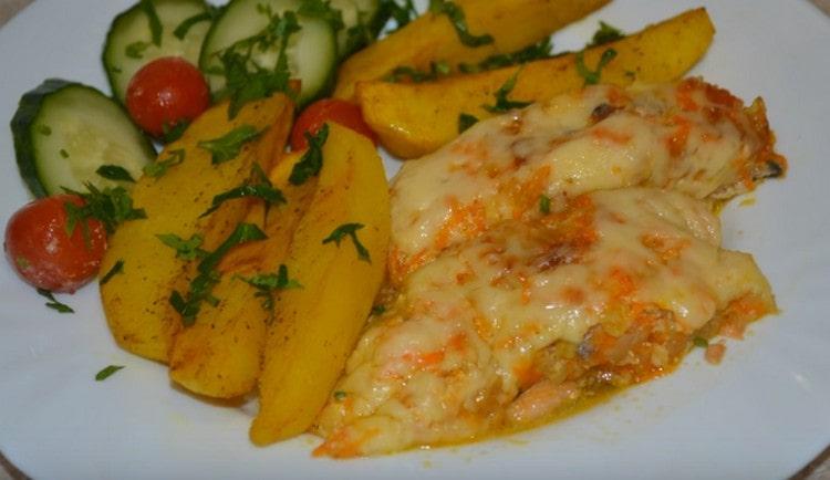 Pink salmon in sour cream under cheese will perfectly complement a side dish of potatoes.