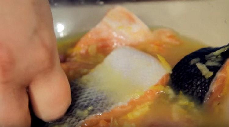 Soak pink salmon in an orange marinade.