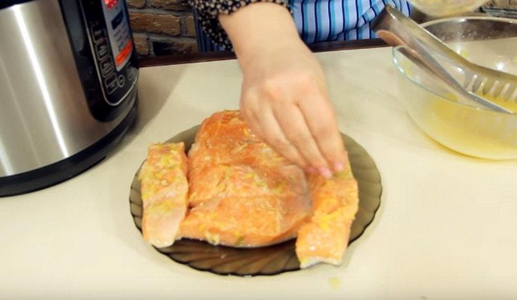 Nous transférons le saumon rose dans une assiette séparée et saupoudrons de graines de fenouil.