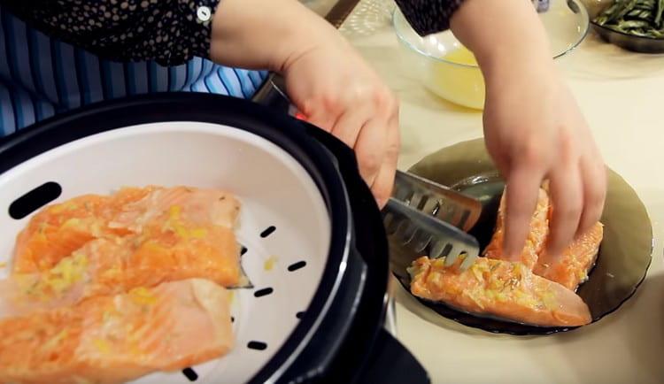 Stavite ribu u zdjelu multicooker-a za kuhanje na pari.