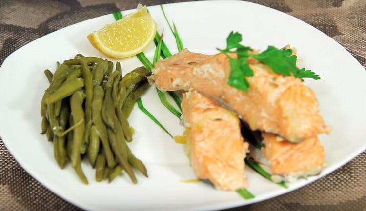 Steamed pink salmon in a slow cooker will go well with green beans.