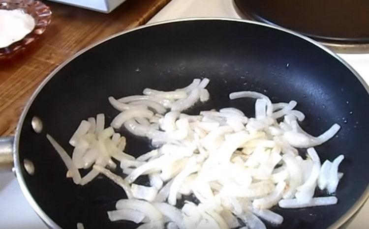 In a pan with vegetable oil, fry the onions.