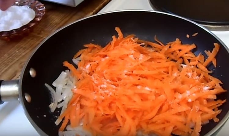 Agregue la zanahoria a la cebolla.