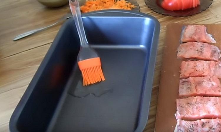 Grease a baking dish with vegetable oil.