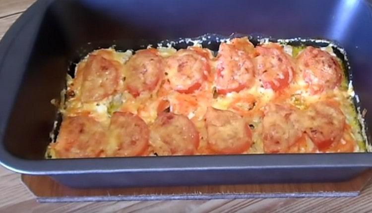 We bake pink salmon with tomatoes and cheese in the oven and can taste a wonderful dish.